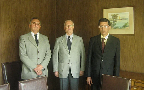 Los socios de la firma en sus oficinas